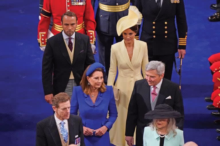 James y Pippa Matthews junto a sus padres Michael y Carole Middleton en la coronación del rey Carlos III y Camilla 