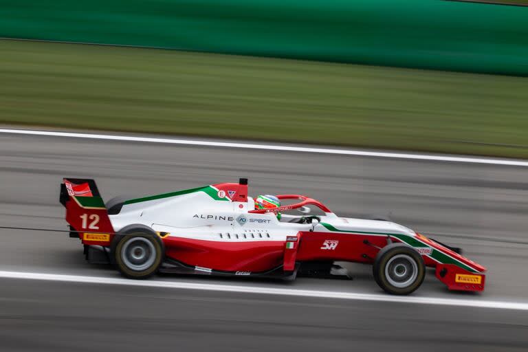 Antonelli ya tiene los puntos exigibles de la superlicencia, pero necesitará un permiso de FIA y de Fórmula 1 para estrenarse con 17 años; el único piloto que lo logró es Max Verstappen, autorizado en 2015.