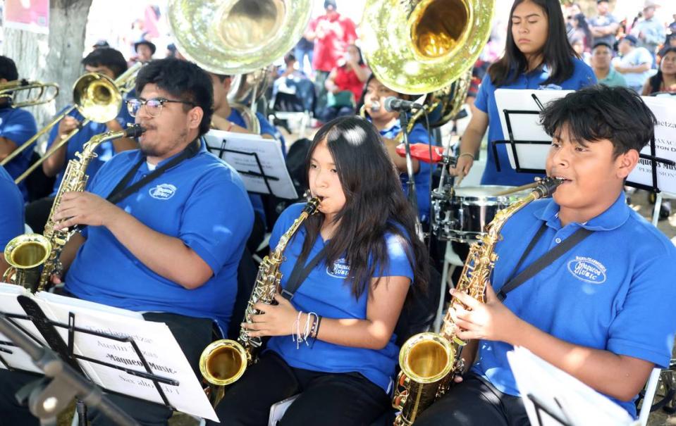 Alumnos de Maqueos Music tocaron la música para varias de las danzas de la Guelaguetza Fresno 2023 que se llevó a cabo el domingo.