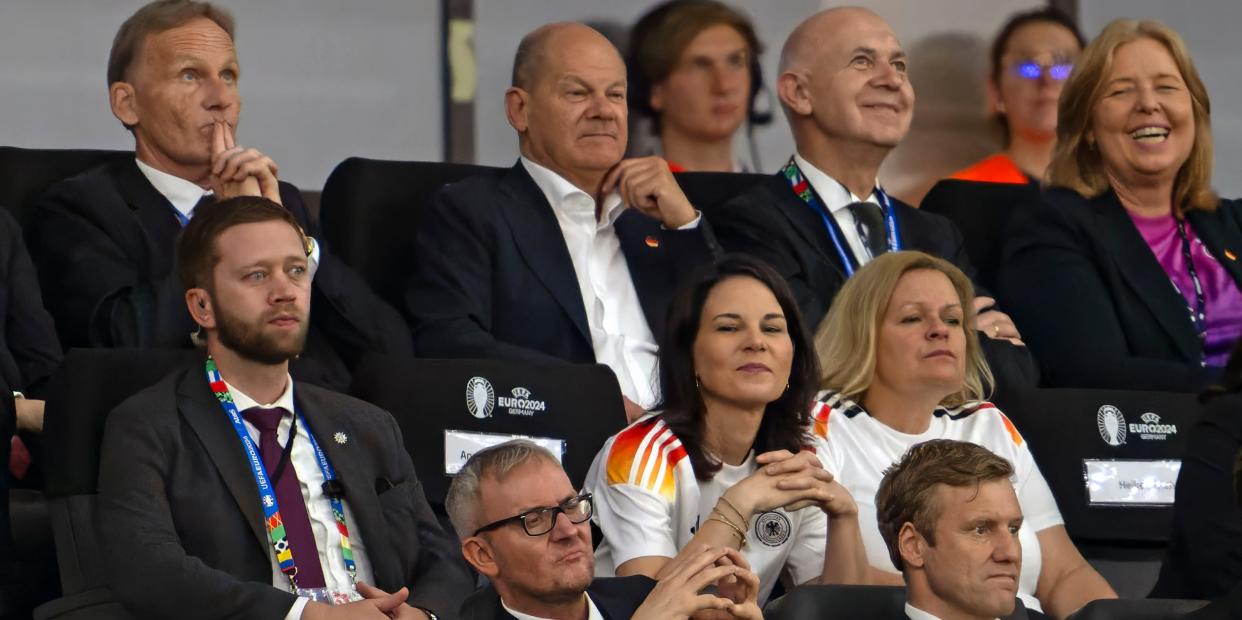 Außenministerin Annalena Baerbock, Kanzler Olaf Scholz und Innenministerin Nancy Faeser beim EM-Spiel Deutschland gegen die Schweiz in Frankfurt.<span class="copyright">picture alliance / M.i.S.</span>