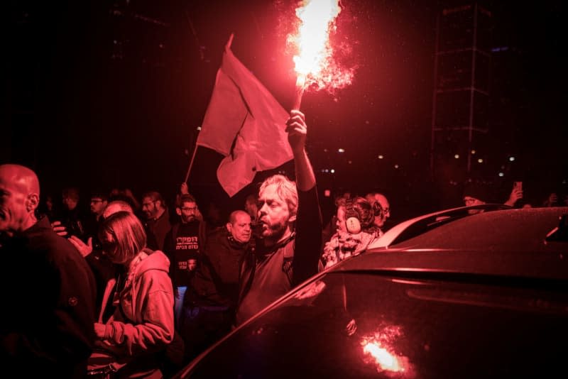 Israelis block the high way as protesters demand release of the hostages. Israelis mark today the 100 days of hostage being held by Hamas by 24 hour protest around Tel Aviv. Ilia Yefimovich/dpa