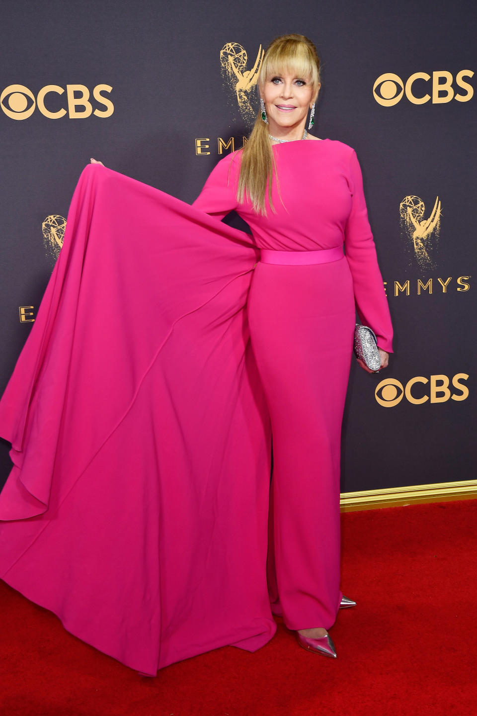 <p>Die 79-jährige legte bei den Emmys in einem leuchtend pinken Kleid von Brandon Maxwell einen bemerkenswerten Auftritt hin.<br>[Bild: Getty] </p>