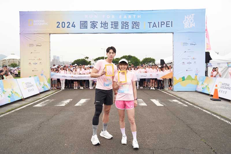 運動潮人莫里斯（左）、健身女神黃沐妍（右）參與《2024國家地理路跑》大秀潮跑魅力。（國家地理提供）