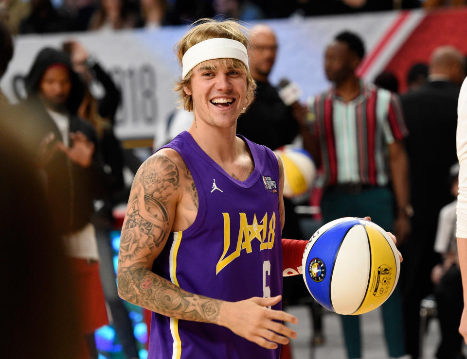 Justin Bieber zeigte seine zahlreichen Tattoos im Februar beim NBA All-Star Celebrity Game in Los Angeles. (Bild: AP Photo)