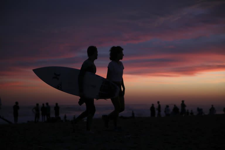 Surf, unos de los deportes preferidos entre los jóvenes que eligieron pasar sus vacaciones en Chapadmalal