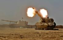 An Iraqi forces M109 self-propelled howitzer fires towards the village of Tall al-Tibah, south of Mosul, on October 19, 2016