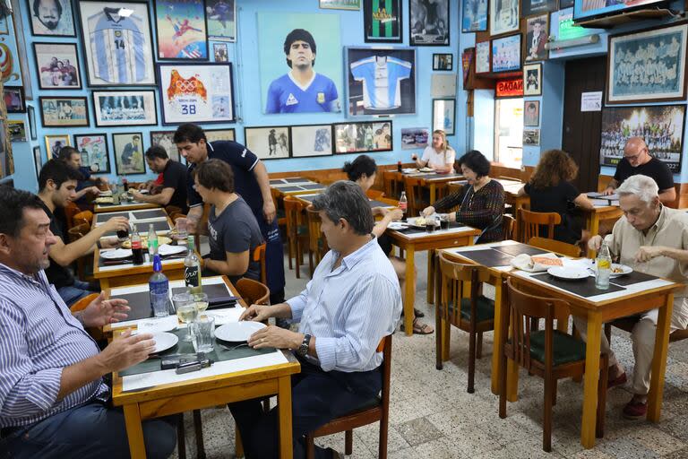 El salón, con la foto de Maradona, un habitué de la pizzería