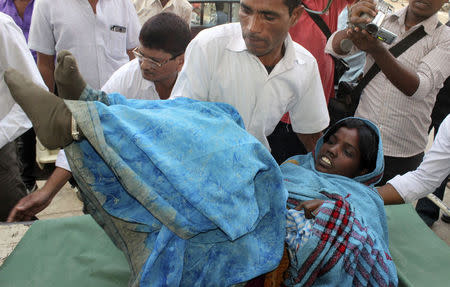 A woman, who underwent sterilisation surgery at a government mass sterilisation camp, is rushed to Chhattisgarh Institute of Medical Sciences (CIMS) hospital in Bilaspur, Chhattisgarh, November 12, 2014. REUTERS/tringer