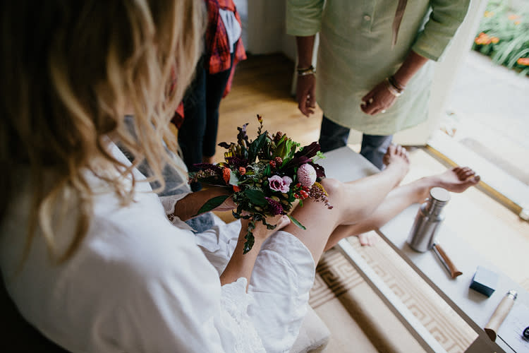 Con sus propias manos. La novia no solo se encargó de elegir su ramo de flores, sino que también hizo ella misma el pastel de su boda. El novio no se quedó atrás y fue quien preparó la cerveza casera que bebieron todos. 