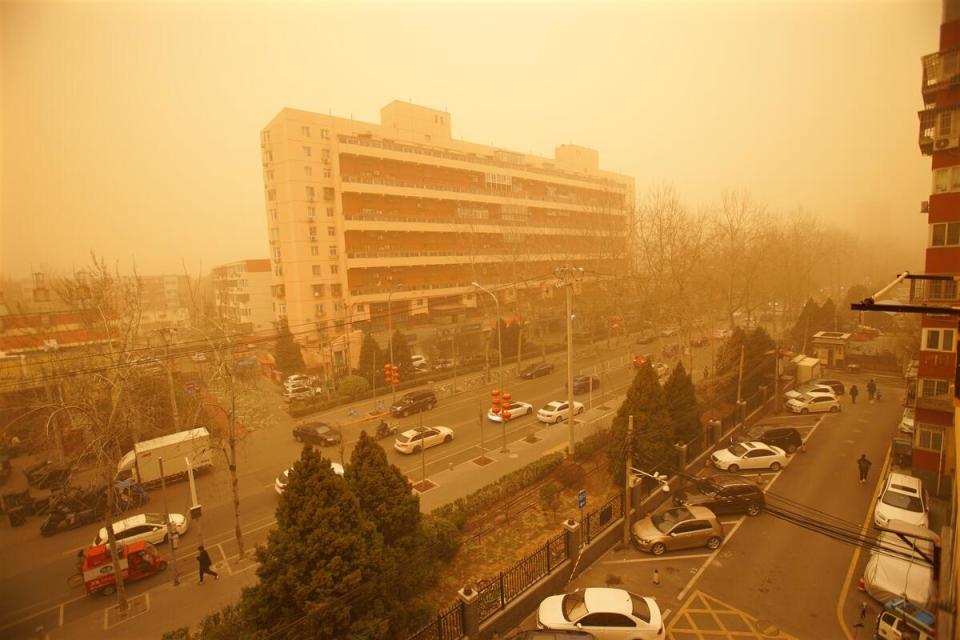 塵沙覆蓋北京上空，使空氣品質進入危險等級。