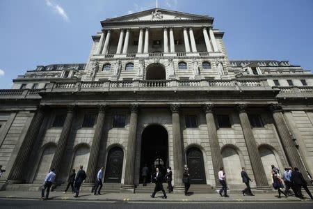 Pedestrians walk past the Bank of England in the City of London May 15, 2014. REUTERS/Luke MacGregor