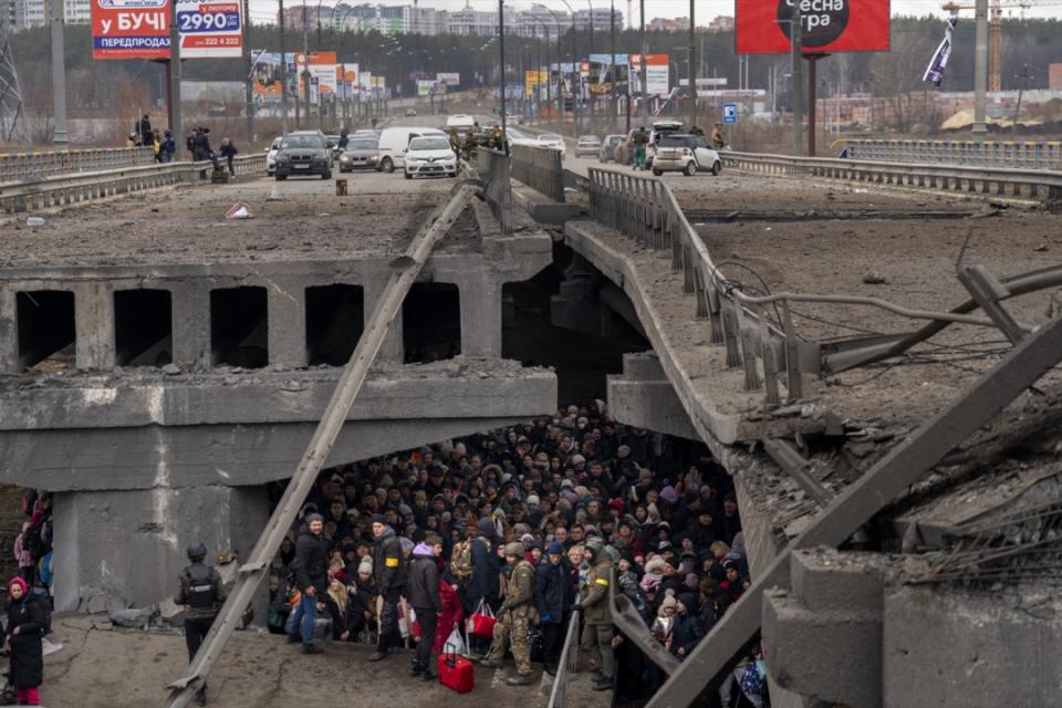 2022年3月5日，烏克蘭首都基輔近郊，大批等候走難的當地居民在一座塌橋下躲避。