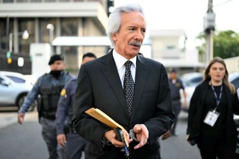 El periodista guatemalteco José Rubén Zamora, fundador del extinto diario El Periódico, llega esposado a una audiencia en el Palacio de Justicia de la Ciudad de Guatemala, el 15 de mayo de 2024. (JOHAN ORDONEZ)