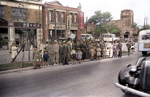 萊卡李-李火增」拍下1942年臺北中山北路等公車的帥哥美女市民。（圖／夏門攝影、王佐榮、蒼壁出版提供）