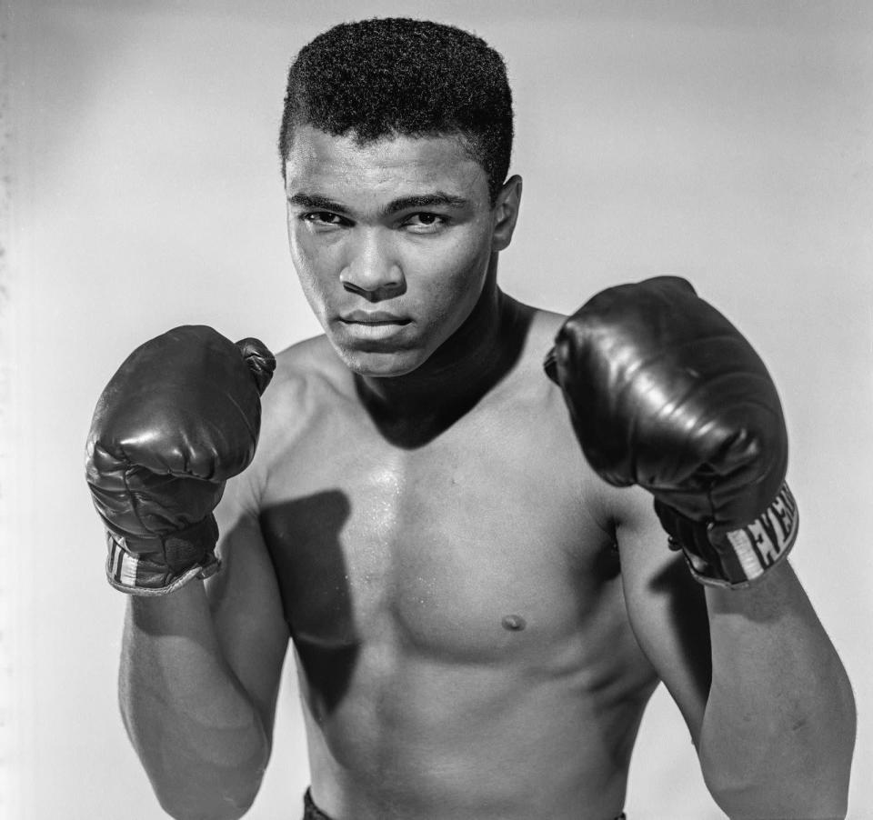 "Schwebe wie ein Schmetterling, stich wie eine Biene", beschrieb Muhammad Ali einst seinen Kampfstil. Ali gilt nicht nur als herausragender Boxer, sondern auch als herausragende Persönlichkeit. Geboren 1942 in Louisville, Kentucky, begann er mit zwölf Jahren zu boxen. Mit nur 18 Jahren holte er in Rom olympisches Gold im Halbschwergewicht. (Bild: 1962 The Stanley Weston Archive / Getty Images)