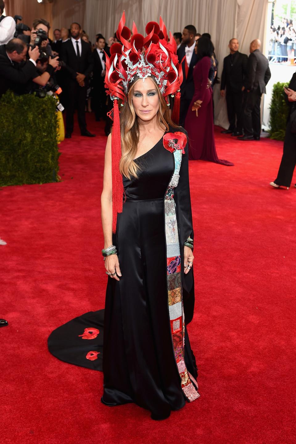 <h1 class="title">Sarah Jessica Parker in an H&M dress, Philip Treacy headpiece, and Cindy Chao brooch</h1><cite class="credit">Photo: Getty Images</cite>