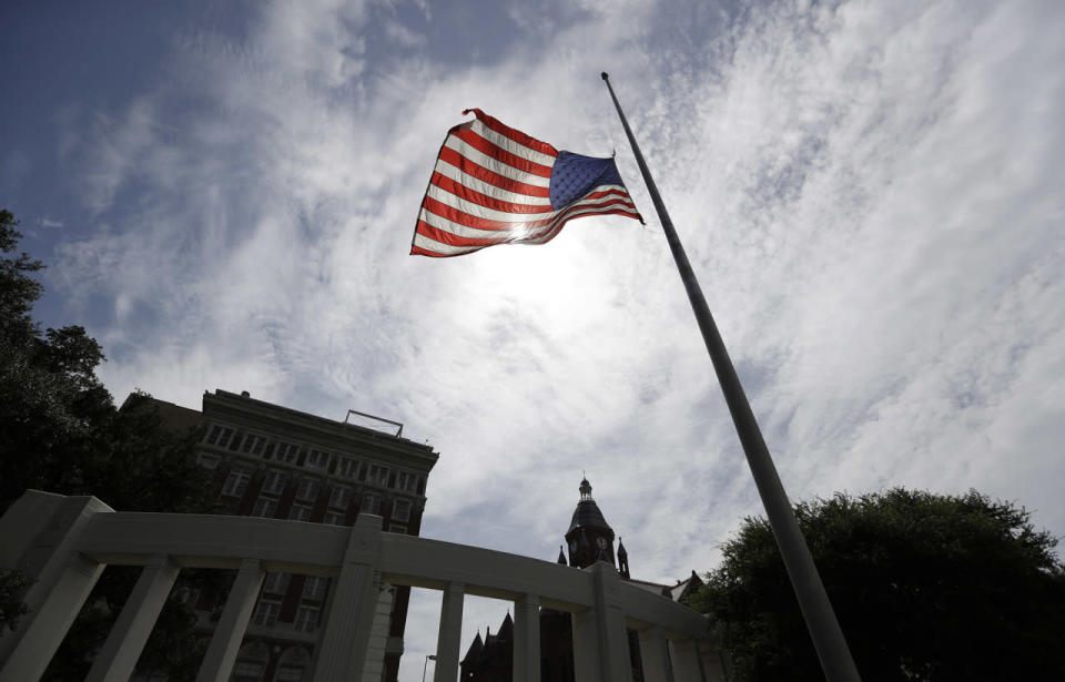 Dallas pays tribute to fallen officers