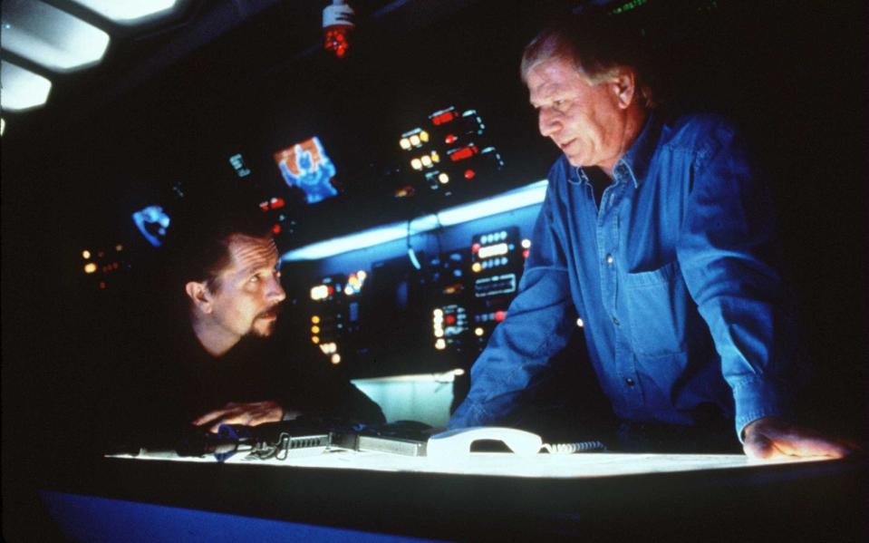Wolfgang Petersen mit Darsteller Gary Oldman 1997 am Set von "Air Force One". (Bild: Getty Images)