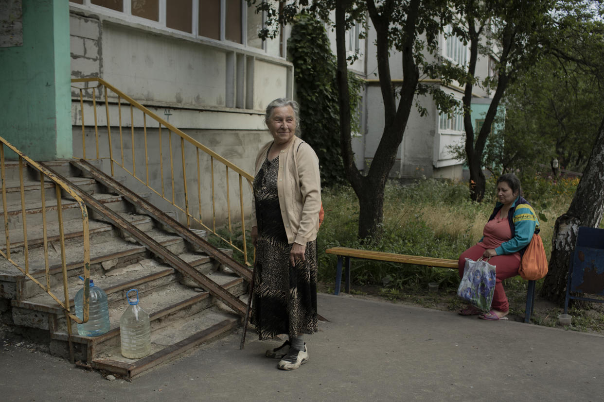 Antonina Andriyenko y su hija Tanya, ambas personas sordas, en Járkov, Ucrania, el 19 de julio de 2022. (Emile Ducke/The New York Times)