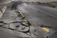 <p>La Agencia de Gestión de Emergencias y Desastres de Estados Unidos recomienda en caso de terremoto alejarse de las ventanas del edificio y refugiarse debajo de una mesa estable cubriendo bien la cabeza. Si no hay una mesa, lo mejor es colocarse junto a una pared interior. En caso de estar en el exterior, hay que alejarse de los edificios y de cualquier estructura que se pueda venir abajo. (Foto: Getty Images).</p> 