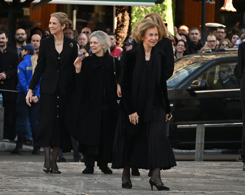 Reina Sofía con las infantas Elena y Cristina 