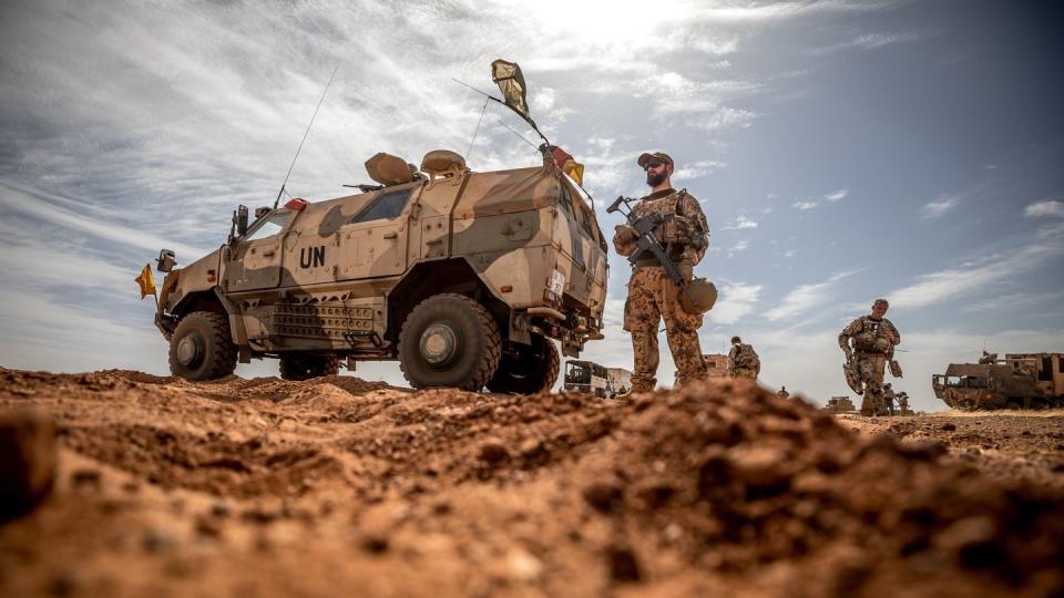 Ein Soldat der Bundeswehr steht am Flughafen nahe des Stützpunktes in Gao im Norden Malis.