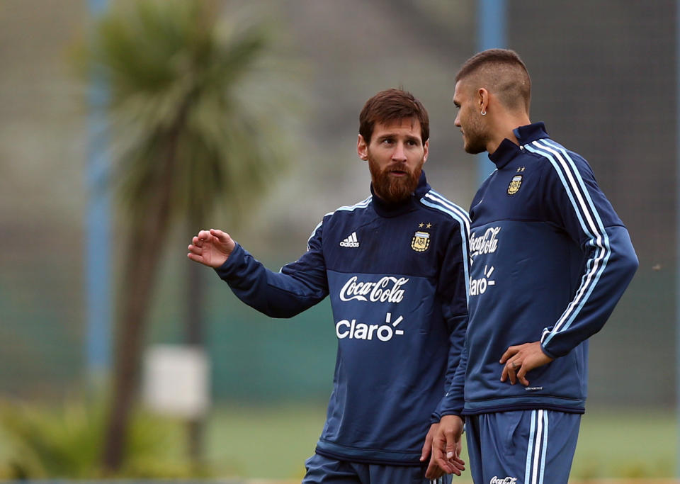 Football Soccer – Argentina’s national soccer team training – World Cup 2018 Qualifiers – Buenos Aires, Argentina – August 29, 2017 – Argentina’s Lionel Messi talks to Mauro Icardi during a training session ahead a match against Uruguay. REUTERS/Marcos Brindicci