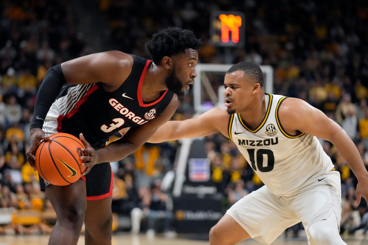 Georgia's Noah Thomasson (3) looks to pass around Missouri's Nick Honor (10) during the first half of an NCAA college basketball game Saturday, Jan. 6, 2024, in Columbia, Mo. (AP Photo/Jeff Roberson)