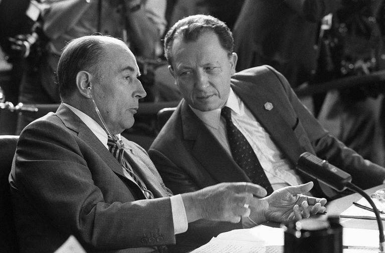 Delors en 1983 junto al expresidente francés Francois Mitterrand (Photo by GEORGES BENDRIHEM / AFP)