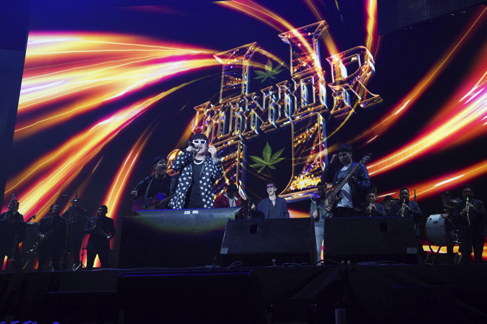 El intérprete mexicano de corridos tumbados Junior H durante su presentación en el festival Axe Ceremonia en el parque Bicentenario en la Ciudad de México el sábado 1 de abril de 2023. (Foto AP/Marco Ugarte)