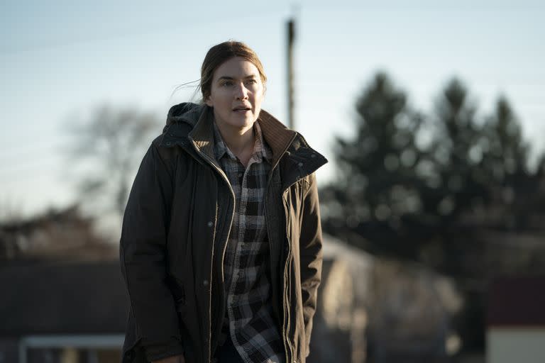 En Mare of Easttown, Kate Winslet interpreta a una detective de un pequeño pueblo abrumada por los problemas personales