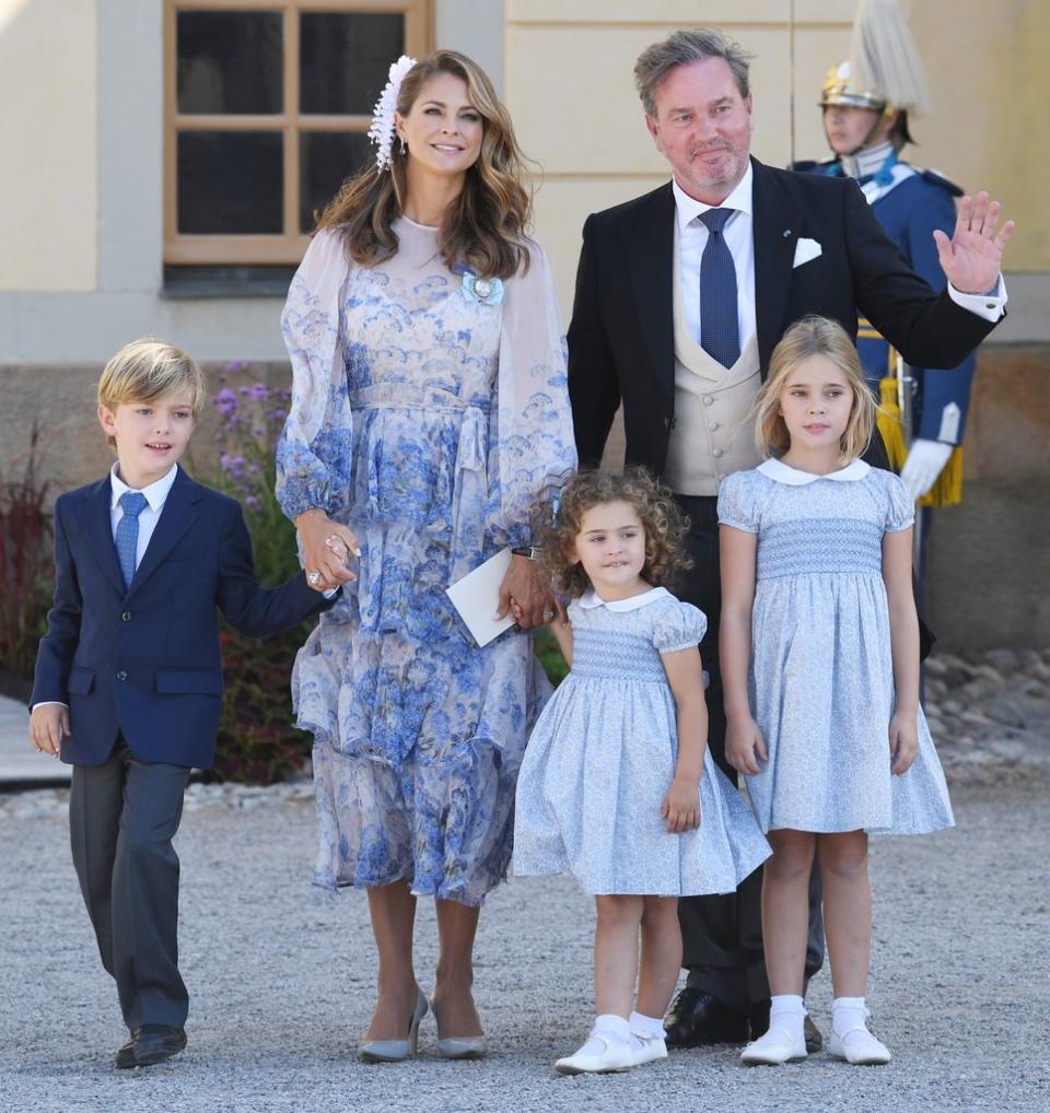 La familia de Magdalena de Suecia durante el bautizo del príncipe Julian, el hijo pequeño Carlos Felipe y Sofía de Suecia