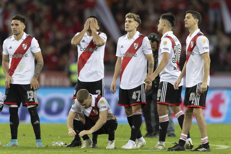 Los jugadores de River Plate de Argentina se lamentan durante la tanda de penales ante Internacional de Brasil, en la Copa Libertadores, el martes 8 de agosto de 2023 (AP Foto/Liamara Polli)
