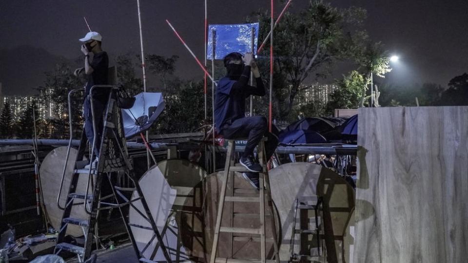 Los estudiantes también construyeron torres de vigilancia improvisadas.