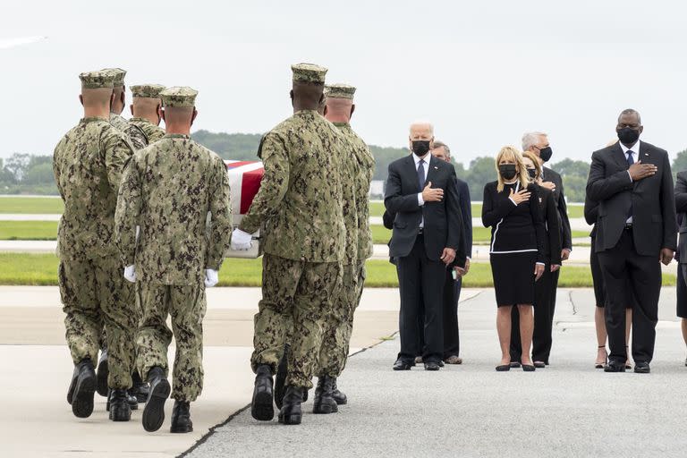 Joe y Jill Biden, durante el traslado de los cuerpos de los marines muertos