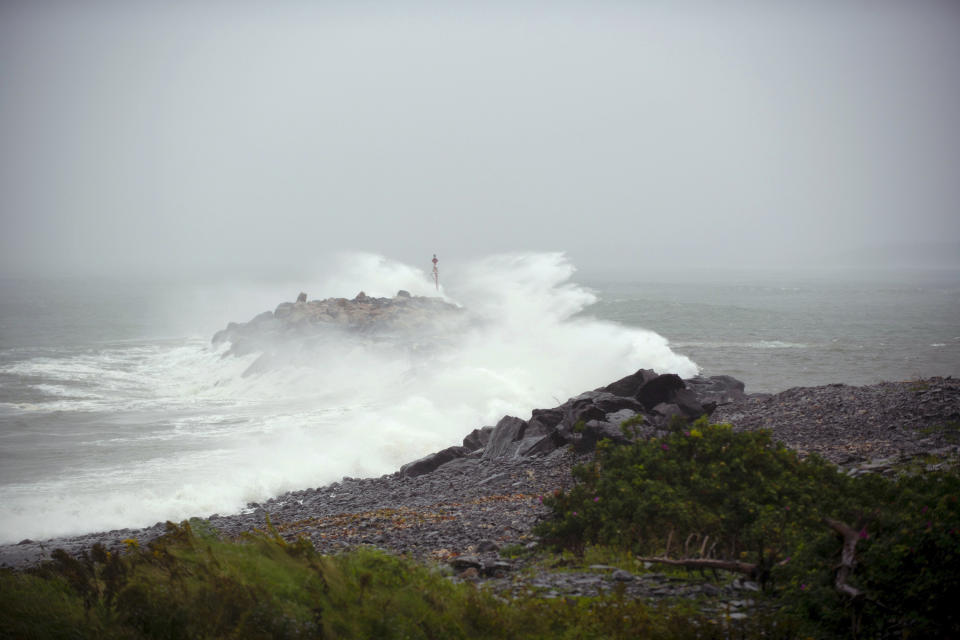 Las olas se estrellan contra un rompeolas el sábado 16 de septiembre de 2023 en Port Maitland, provincia de Nueva Escocia, Canadá, antes de la llegada del ciclón postropical Lee. (Bill Curry/The Canadian Press vía AP)