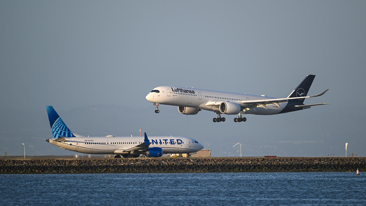 Planes land, take off at San Francisco airport