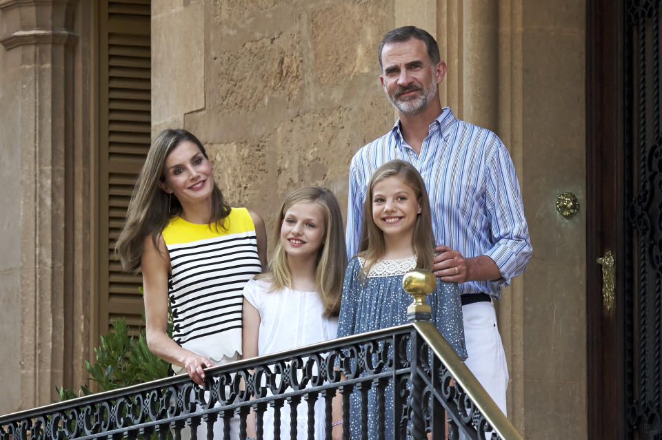 La princesa Leonor, su hermana Sofía, don Felipe y doña Sofía en el tradicional posado en Mallorca en 2017. (Photo by Carlos Alvarez/Getty Images)