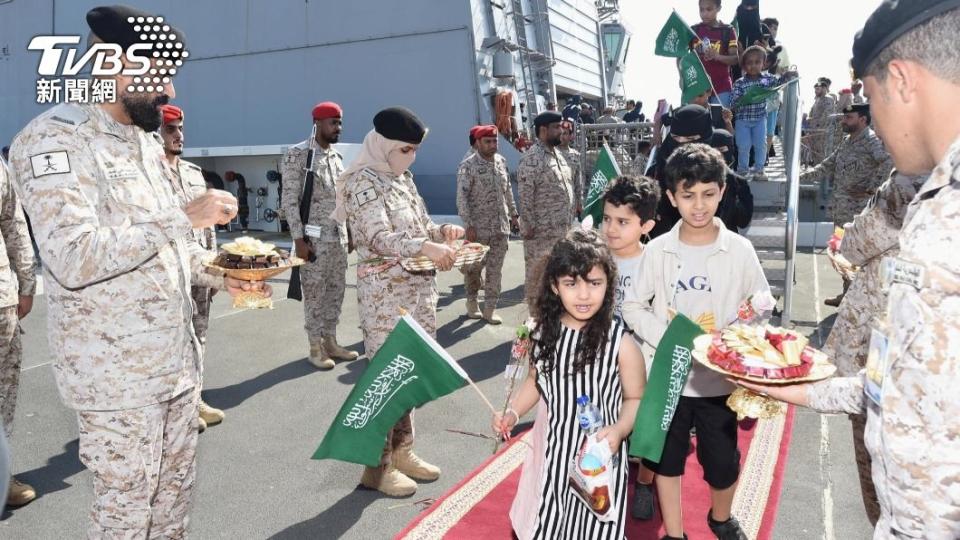 沙烏地阿拉伯海軍歡迎撤僑返國民眾。（圖／達志影像路透社）