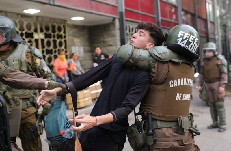 Foto de archivo. Policías detienen a un manifestante durante una protesta contra el gobierno chileno en Santiago.