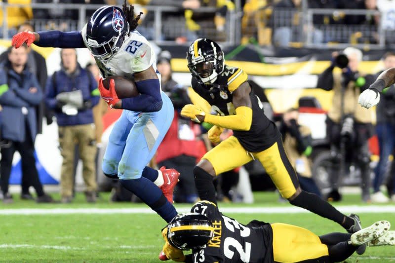 Tennessee Titans running back Derrick Henry (L) runs against the Pittsburgh Steelers on Thursday at Acrisure Stadium in Pittsburgh. Photo by Archie Carpenter/UPI