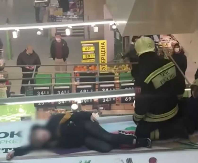 俄羅斯一名男童摔下賣場的手扶梯跌斷腿，不斷痛苦哀嚎。（圖／翻攝ВСЕ НОВОСТИ МИРА ТУТ YouTube）