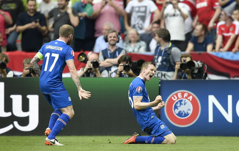 Beim wichtigen Spiel gegen Österreich erzielte der Isländer Jon Dadi Bodvarsson das wichtige erste Tor. Am Ende stand es 2:1 für die Inselbewohner, die damit sensationellerweise im Achtelfinale stehen. (Photo: Martin Meissner/AP)