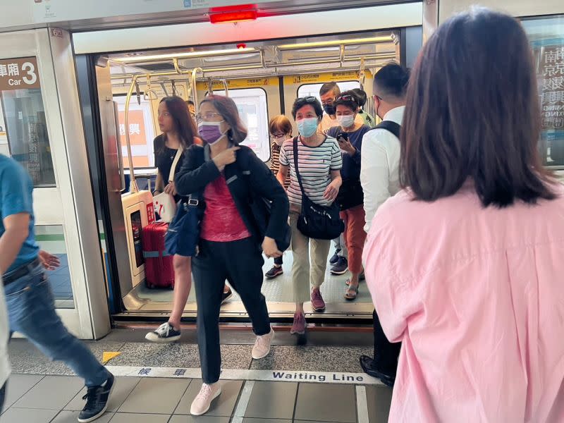 ▲台灣正式口罩大解禁，指揮中心宣布自昨（17）日之後，大眾運輸、公共場所全面改為「建議佩戴」口罩，沒戴口罩也能搭車了。（圖／記者張志浩攝）