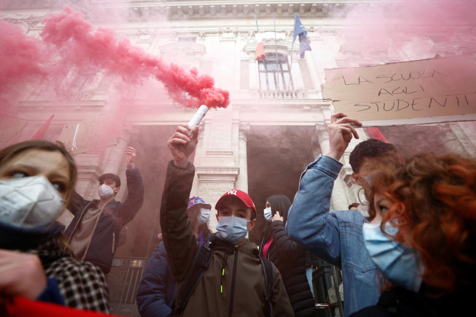 義大利學生在羅馬市中心的學校外舉行抗議活動，呼籲政府重啟校園。圖片來源：REUTERS。