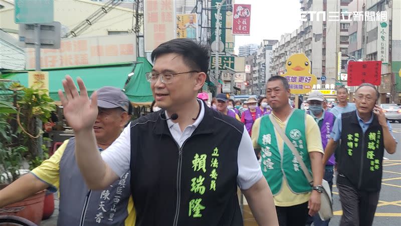 賴瑞隆從政資歷豐富，也是高雄的勞工子弟，對於選民能不能認同過去的表現，以及國民黨新秀李明璇的挑戰，讓他無時無刻都繃緊神經。（圖／記者洪正達攝）