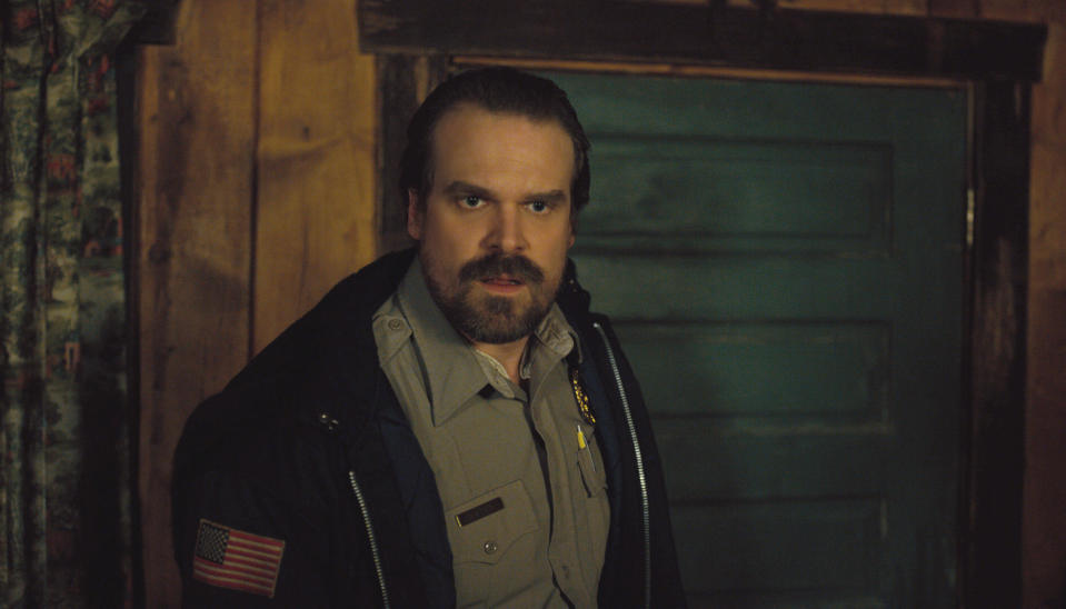 En esta imagen difundida por Netflix, David Harbour en una escena de "Stranger Things". (Netflix via AP)