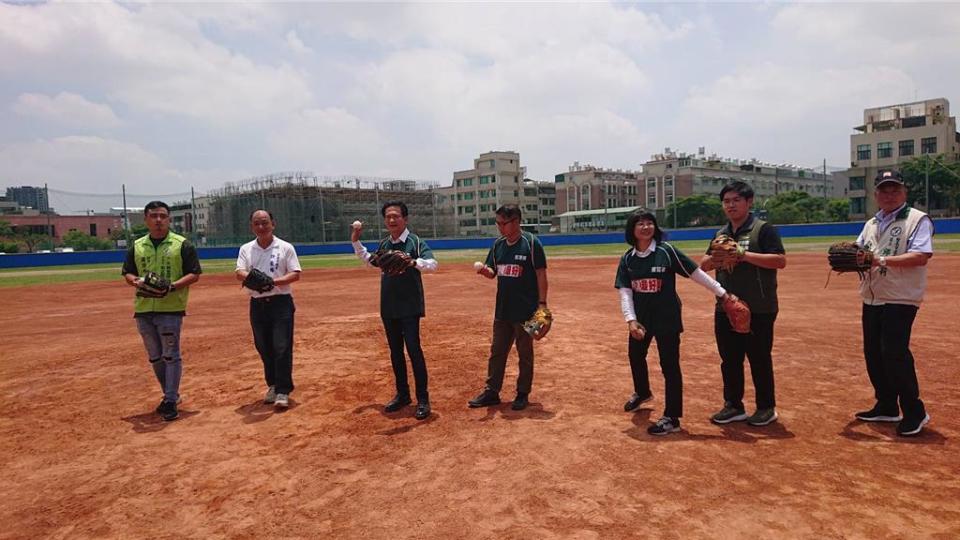 被準總統賴清德點名為「新台南隊長」的台南市立委林俊憲（左三）11日參加台南市議長杯社區棒球賽開幕，綠營中有多位嫡系與同陣線的議員陪同出席。（程炳璋攝）