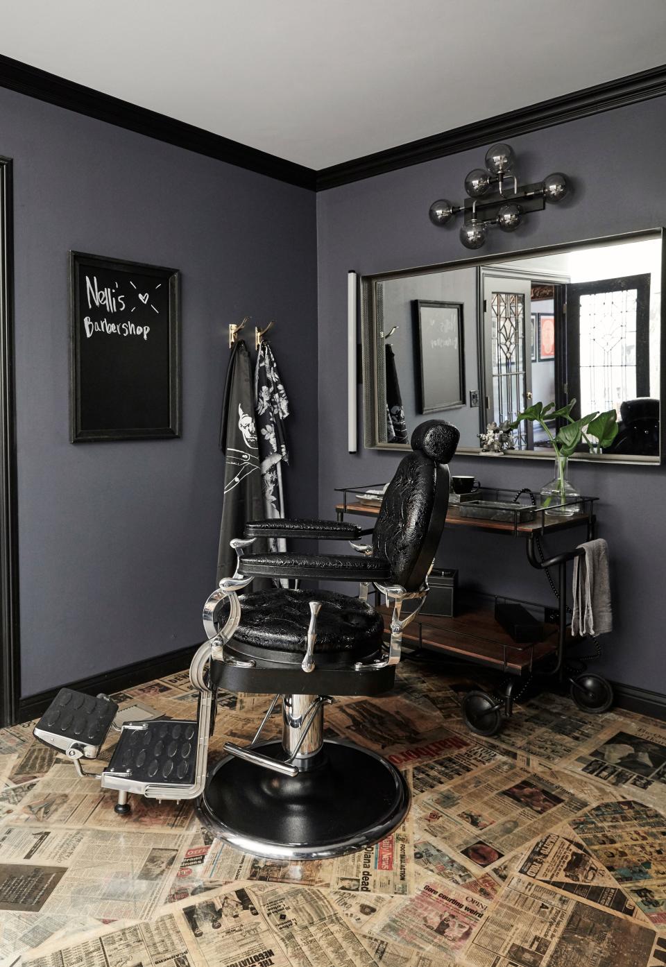 “Even though its looks a bit vintage and warm, I wanted a touch of modernism in it, so the light’s a little bit more modern, and I think there’s an elegance that comes with the black colors,” says Valderrama of his barbershop.