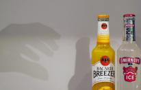 <p>Alkopops wie Smirnoff Ice oder Bacardi Breezer sind besonders für Jugendliche tückisch. Der Geschmack ist meist sehr süß oder lässt zumindest nicht darauf schließen, dass man gerade Alkohol konsumiert. Vielleicht ist aber gerade das der Grund, warum 7,1 Prozent der Befragten das Mischgetränk als Favorit nannten. </p>